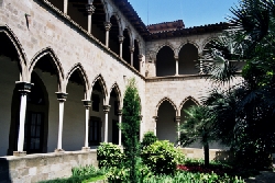 Claustro de las Dominicas de la Virgen de Monte Sin, en Esplugues de Llobregat. El Claustro fue trasladado desde el convento de Barcelona, en la Rambla Catalunya.