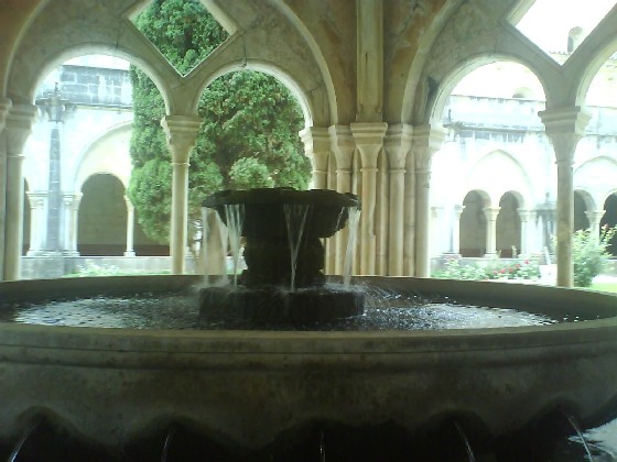 Fuente y claustro del monasterio cisterciense de Poblet, Catalua, Espaa.